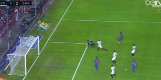 شاهد.. برشلونة يهزم إشبيلية بهدفين ويطارد الريال في الدوري الإسباني