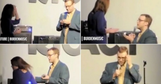 ممثل كوميدي يتقدم للزواج من حبيبته على المسرح.. والنتيجة؟