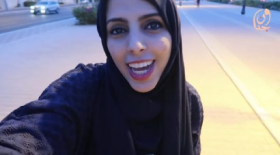 بالفيديو: شابة سعودية تقوم بتوزيع الورود للأمهات بشوارع جدة وترصد ردة فعلهم