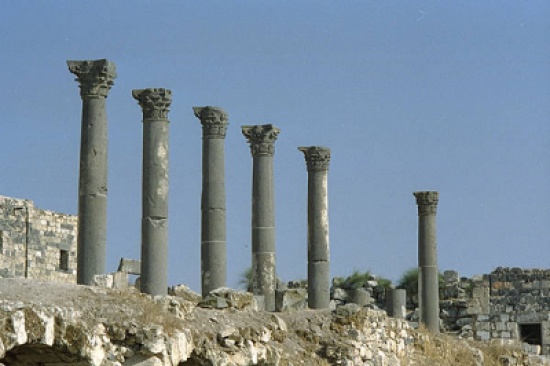 أمين عام وزارة السياحة يتفقد مشروعات المباني التراثية بأم قيس