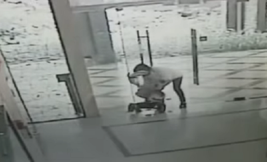 بالفيديو: باب زجاجي ينهار على عربة طفل بسبب عنف والدته