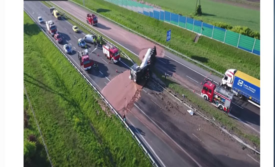 بالفيديو: صهريج محمل بالشكولاتة يغرق طريقا سريعا في بولندا