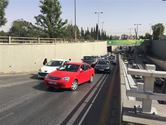 بالصور.. تعطل مركبات في عمان نتيجة ارتفاع درجات الحرارة