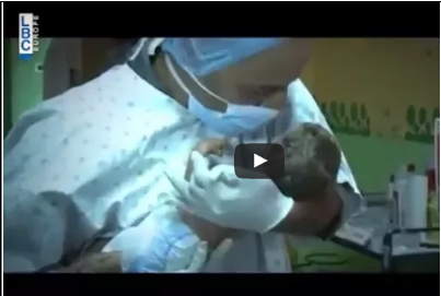 شاهد.. قصة محزنة لأب اضطر لترك مولوده بالمستشفى بسبب شكله المخيف!