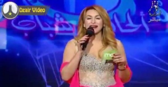 فيديو: انتقادات حادة لمذيعة جزائرية بسبب فستانها