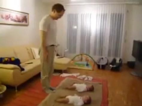 أب يرقص مع  أطفاله