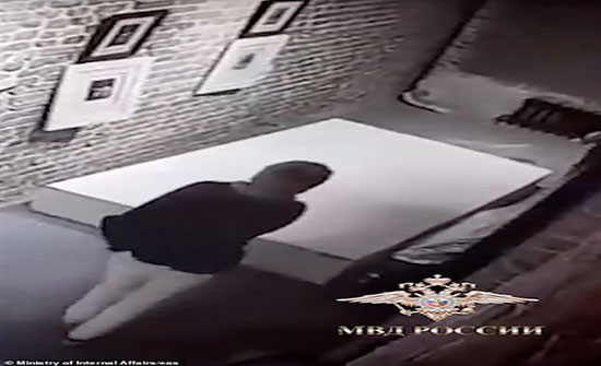 بالفيديو : صدمة امرأة لسقوط جدار يحمل لوحات قيمة أثناء تصويرها بالفيديو : صدمة امرأة لسقوط جدار يحمل لوحات قيمة أثناء تصويرها