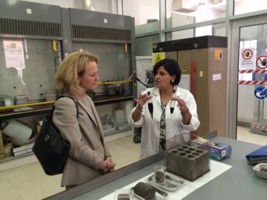 السفيرة الامريكية تزور شركة الصخر الزيتي في الاردن