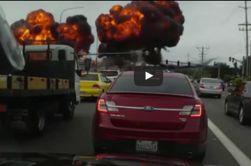 شاهد: لحظة سقوط طائرة واشتعالها على الطريق