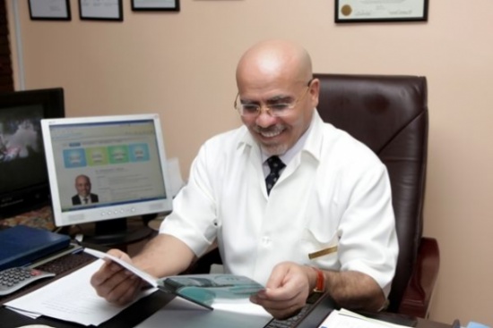 خريس اول طبيب أردني يجري عمليات سمنة في بريطانيا