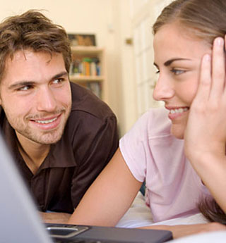 7 خدعٍ مهمّة لتلفتي انتباه الرّجل 7 خدعٍ مهمّة لتلفتي انتباه الرّجل