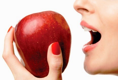 ماذا يحصل للمراة اذا تناولت تفاحة يوميا ؟ ماذا يحصل للمراة اذا تناولت تفاحة يوميا ؟