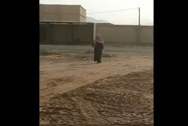 فيديو مؤثر لخليجي اعمى يستدل على المسجد بحبل فيديو مؤثر لخليجي اعمى يستدل على المسجد بحبل