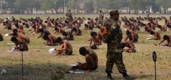 صورة .. امتحانات بالملابس الداخلية في الهند لمنع الغش!