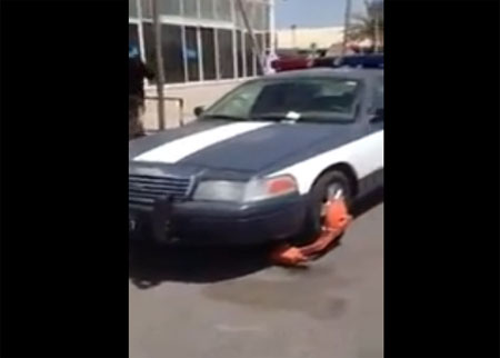 شرطي يكبل سيارة شرطة مخالفة