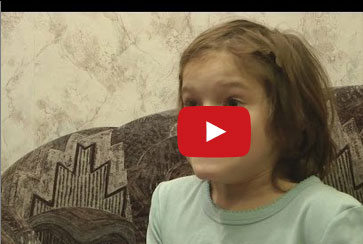 ردة فعل فتاة تشاهد لحظة ولادتها