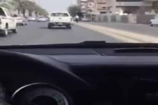 شاهد.. قائد مركبة ينشغل بالتصوير عن القيادة فيتعرض لحادث