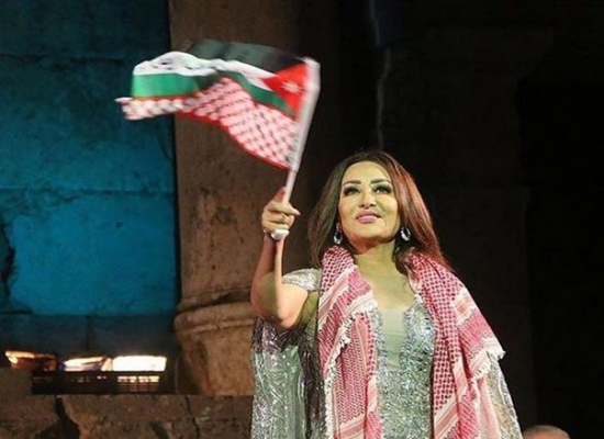 بالفيديو - لطيفة تفاجئ الجمهور بدبكة مع نجم أردني..والمفاجأة؟!!