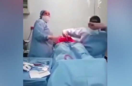 فيديو| أثناء إجراء عملية جراحية.. تركا المريض وبدآ بالرقص! فيديو| أثناء إجراء عملية جراحية.. تركا المريض وبدآ بالرقص!