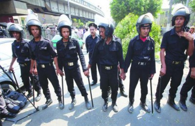 إصابة ضابطي شرطة إثر تفجير قنبلة بدائية الصنع شرقي القاهرة