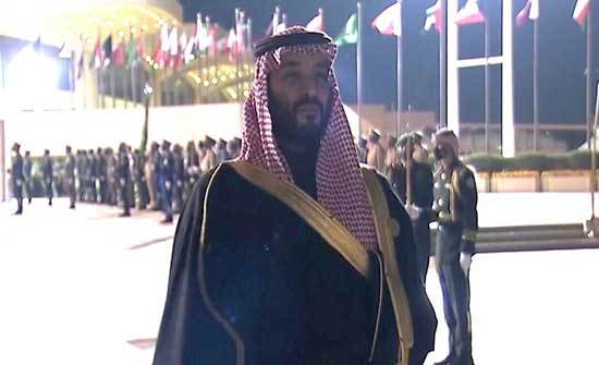 الأمير محمد بن سلمان يستقبل الوفود المشاركة بالقمة الخليجية .. بالفيديو