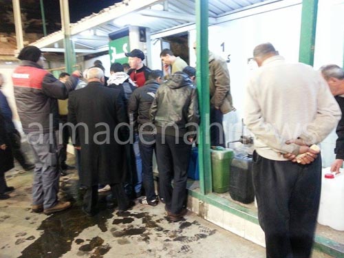 بالفيديو والصور : الاردنيون يستعدون لـ " هدى " بطوابير امام الكازيات والمخابز بالفيديو والصور : الاردنيون يستعدون لـ " هدى " بطوابير امام الكازيات والمخابز
