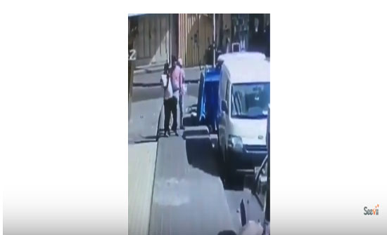 لص يسرق رجلا في وضح النهار بطريقة ماكرة (فيديو)