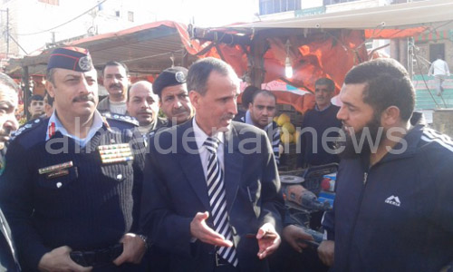 متصرف الرمثا يطمئن على اسرة الدرابسة الذين سقطت قذيفة على منزلهم