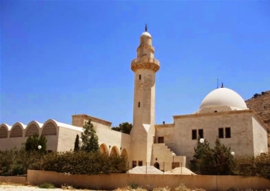 مخمور يثير حفيظة اهالي السلط بفتحه مكبرات الآذان