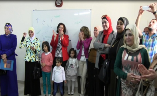 بالفيديو : الوزيرة والبرلمانيات يصفقن ويغنين مع أطفال في العقبة بالفيديو : الوزيرة والبرلمانيات يصفقن ويغنين مع أطفال في العقبة