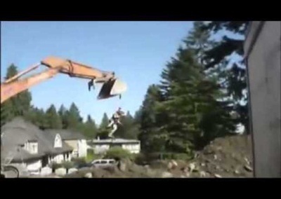 عمال يبتكرون طريقة مسلية للعب في مكان العمل