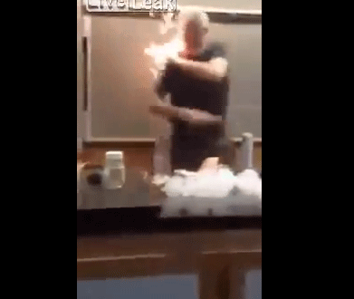 أستاذ يشعل النار في نفسه