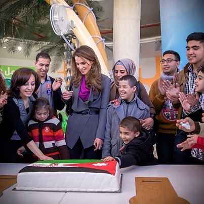 بالصور .. الملكة رانيا : الله يعطيكم همة وفرح