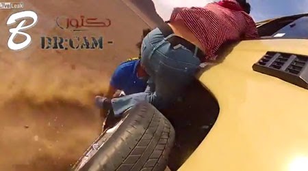 استهتار مرعب : شابين يُجازفان بتبديل إطار سيارة تسير على عجلين .. فيديو