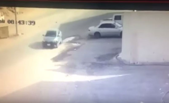 نهاية مؤلمة لمواطن حاول منع سرقة سيارته (فيديو) نهاية مؤلمة لمواطن حاول منع سرقة سيارته (فيديو)
