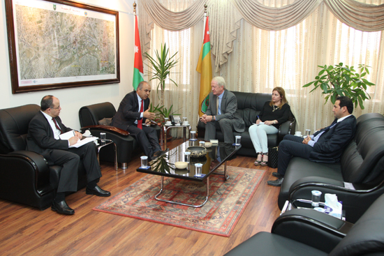 سفير جنوب إفريقيا يبحث مع "الأردنية" التعاون العلمي و الأكاديمي