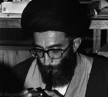 منشق عن حزب الله : صورة نادرة لخامنئي في لحظة تحشيش منشق عن حزب الله : صورة نادرة لخامنئي في لحظة تحشيش