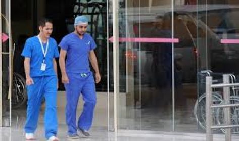 ممرضون يضربون في المفرق احتجاجاً على ضرب زميلهم ممرضون يضربون في المفرق احتجاجاً على ضرب زميلهم