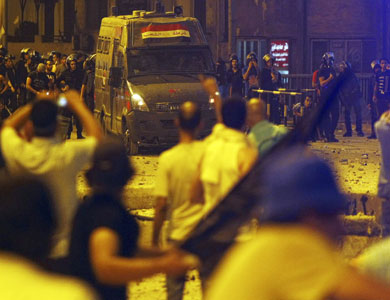 عودة الأوضاع إلى طبيعتها بوسط القاهرة بعد ليلة من الاشتباكات العنيفة