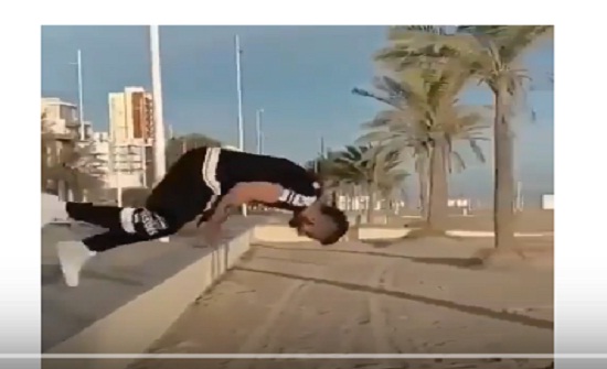 سقوط مروع لشاب حاول استعراض مهاراته في القفز (فيديو) سقوط مروع لشاب حاول استعراض مهاراته في القفز (فيديو)