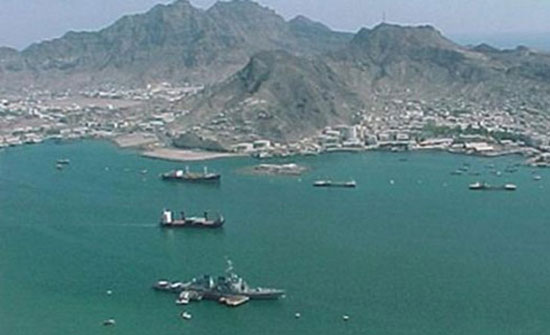 تحت وطأة الخسائر.. ميليشيا الحوثي تهدد الملاحة الدولية