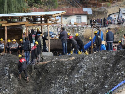 العثور على جثث 10 مفقودين من اصل 18 في منجم غمرته المياه في تركيا العثور على جثث 10 مفقودين من اصل 18 في منجم غمرته المياه في تركيا