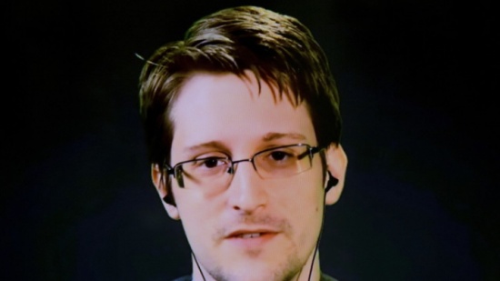 سنودن يكشف كيف تحدد الاستخبارات مصادر الصحفيين