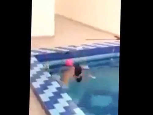 طفل كويتي يرتطم بقوة في حمام السباحة