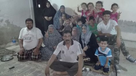 أردني يحول منزله إلى مخيم مُصغر للاجئين السوريين أردني يحول منزله إلى مخيم مُصغر للاجئين السوريين