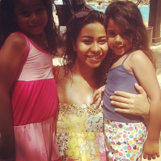 شيرين تقضي الإجازة مع إبنتيها هنا ومريم..صور