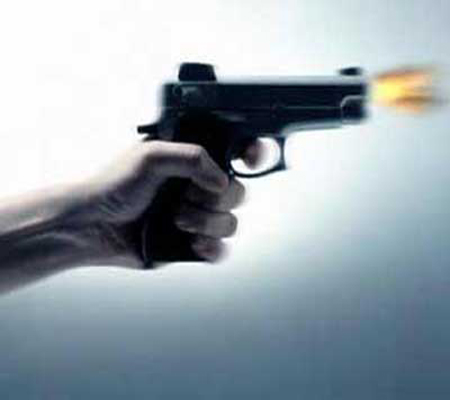 فتاة يمنية تطلق النار على شاب عاكسها في حديقة