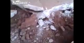 شاهد.. رجل يسقط بسيارته في حفرة عمقها 10 أمتار