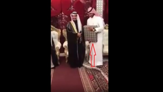 فيديو| عريس كويتي يرمي هدية أحد الضيوف بعد أن تسبب بإحراجه!