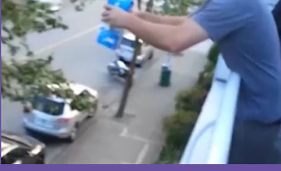 رد فعل شابين لحظة انفجار زجاجة «لبن» (فيديو) رد فعل شابين لحظة انفجار زجاجة «لبن» (فيديو)